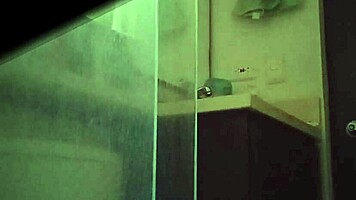 Espiando a mi hermanastra argentina meando 😏