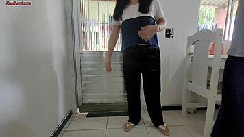 minha vizinha sempre manda sua enteada em casa para me pedir ovos