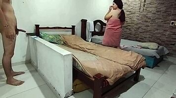 Lleg� Del Trabajo Y Encuentro A Mi Prima Desnuda En Mi Cuarto Me Pidi� Que Usar� Su Co�o Y Boca