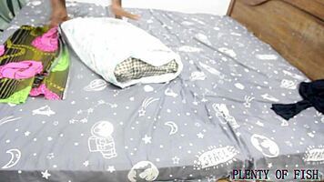 I seduced da room keeper an gave good blowjob