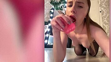 webcam girl vikusik22a blows and fists ass