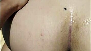 jugando con mi juguete por primera vez anal