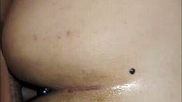 jugando con mi juguete por primera vez anal