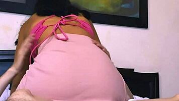 La Colegiala Se Acuesta Con El Amigo Del Hermano Y Se Lo Folla En Su Habitación Mientras La Familia Está Fuera De La Ciudad!