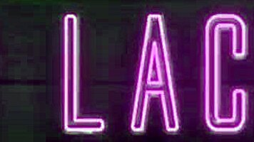 Рогоносец смотрит, как женушка в менаже сосет пору с толстого хуя