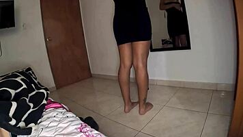 Chica sexy con vestido negro es follada con las bragas a un lado video porno casero
