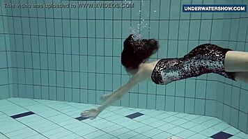 Flashing those bright tits underwater gets everyone so horny!