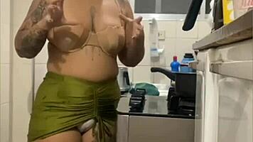 Fazendo live na cozinha de mini saia mostrando a buceta gorda
