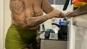 Fazendo live na cozinha de mini saia mostrando a buceta gorda