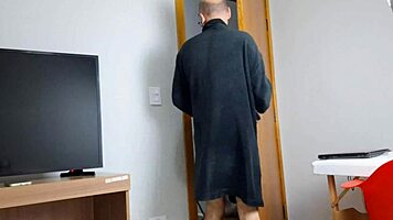 Visita Noturna Inesperada A Jovem Babysitter