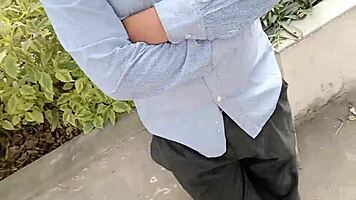 universitaria tenía ganas de coger y pilla a un chico que esperaba en la calle lo lleva a su habitación y le entrega el culo a un desconocido full anal con corrida