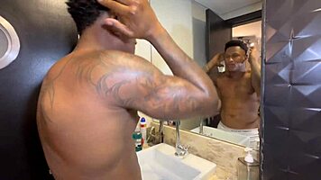 J'ai surpris mon demi-frère se branlant sur photo de mon mec, on l'a tous baisé en trio