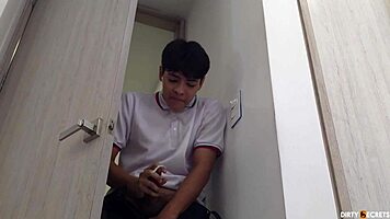 의붓엄마가 박히고 싸는 거 보면서 자위해