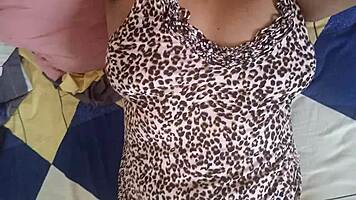 hijastra caliente se deslecha en la cama del padrastro y esta gimiendo de placer