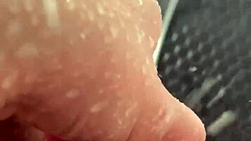 Geile ästhetische 18+ Amateurin aus Saudi masturbiert in sonniger Dusche