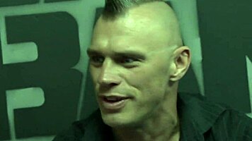 Sie übt No-Hands Deepthroat-Blowjob Skills