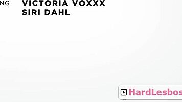 Mellkasos vörös hajú kliens elcsábítva göndör 18+ masszőztől - Siri Dahl Victoria Voxxx