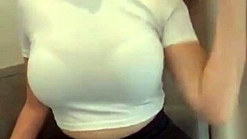 Stedmor i kort nederdel viser sin bh 😍