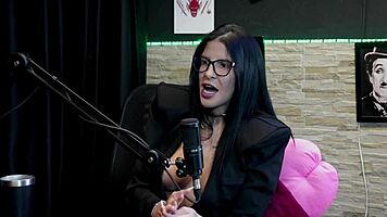 Morena faz uma demonstracao do seu boquete apos dizer que ja fingiu orgasmo e que deu beijo triplo - leticia braga watch on sheer red