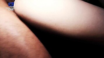 une jeune coquine samuse avec un couple dans un club échangiste