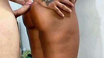 Me deje llevar por mi padrastro y termino dándome anal de pie y se corrió dentro de mi