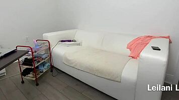 Milf masturbates in cam show bts.