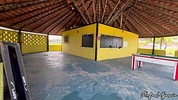 Beach meeting turned into sex in abandoned kiosk