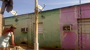 Mi vecino no aguanta las ganas de verme mi culo grande con mi vestido corto