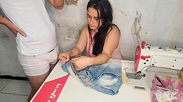 Costureira casada deixa cliente de pau duro