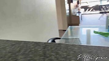 Minha esposa saiu e me deixou com a diarista gostosa que transou comigo na cozinha do meu apartamento