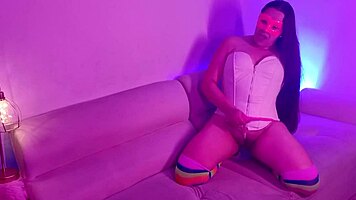 esta camarera se deja follar por dinero en habitacion oculta mientras afuera divierten en bar