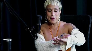 LIKES TO SEE CHARISMA! MOTIVATES PEOPLE TO FUCK AND CONTACT PODOLATRY - JUST JOANA!