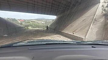 viejo y jovencita putipobre la ve bajo un puente recolectando basura y le ofrece dinero para follarla sin condon