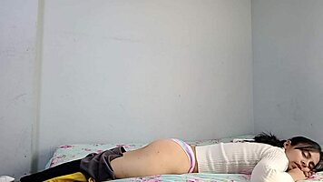 estudiante universitaria estuvo con la regla pero no le importó a su hermanastro y se la follo durisimo