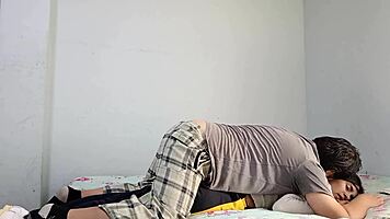 estudiante universitaria estuvo con la regla pero no le importó a su hermanastro y se la follo durisimo