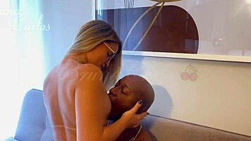 Eu loira e neg�o braquinha com neg�o sentando de costas - jefao