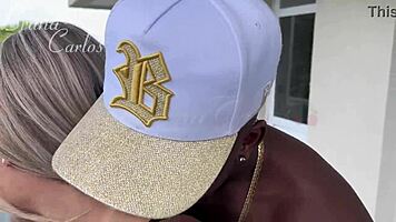 Eu loira e neg�o braquinha com neg�o sentando de costas - jefao