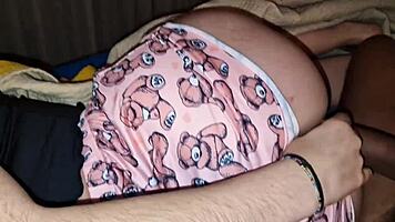 El novio de mi mejor amiga viene a mi habitación de hotel a escondidas y me folla duro sin condón