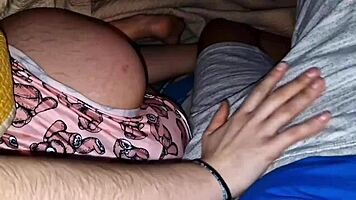 El novio de mi mejor amiga viene a mi habitación de hotel a escondidas y me folla duro sin condón