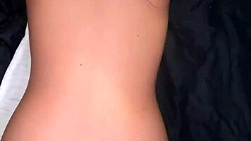 une thaïlandaise de 18 ans se fait baiser hard et reçoit une énorme creampie