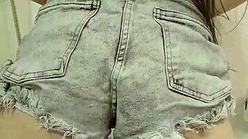 i'm a yung teen girl masturbatin in the bathroom