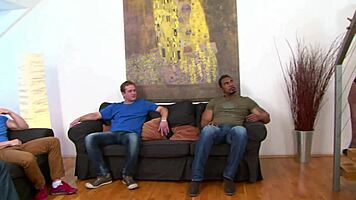 Belle Claire hält vier Hengste aus bei interracialem Fick in allen Löchern