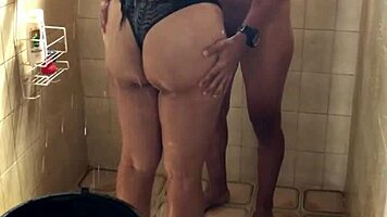 me quedo solo en casa con mi hermanastra