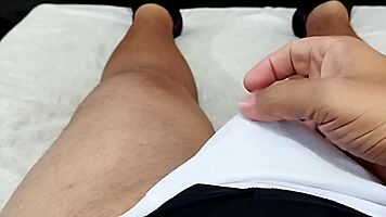 gozei bastante depois que flagrei minha amiga no banheiro tocando uma siririca e brincando com sua bucetinha gostosa