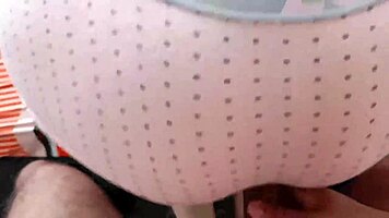 sus bragas mojadas hacen que le meta la polla hasta el fondo y no puede parar de botar leche por su lindo co�o deje todo mi esperma sobre ella