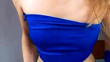 pequeña puta se masturba con dildo dripping wet