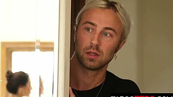 Молодой жеребец сопротивляется телу тёщи в душе