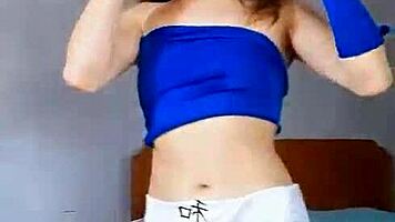 pequeña puta se masturba con dildo dripping wet