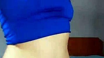 pequeña puta se masturba con dildo dripping wet