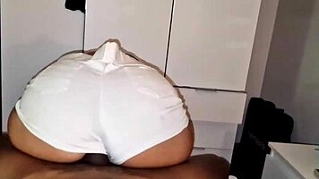 Compartiendo cama con el novio de mi mam� termina en sexo duro casero